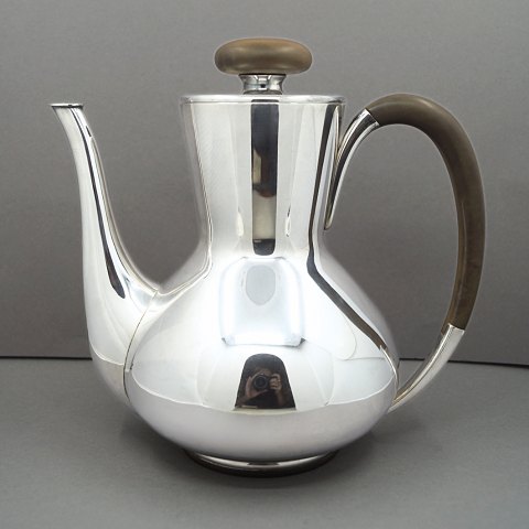 Svend Weihrauch for Frantz Hingelberg; A coffee pot in sterling silver