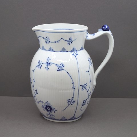 Royal Copenhagen, musselmalet riflet porcelæn; Kande med hank, Nr. 450 Royal Copenhagen, musselmalet riflet porcelæn; Kande med hank, Nr. 450