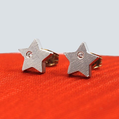 Ole Lynggaard; Star ear rings in 18k white gold with diamonds