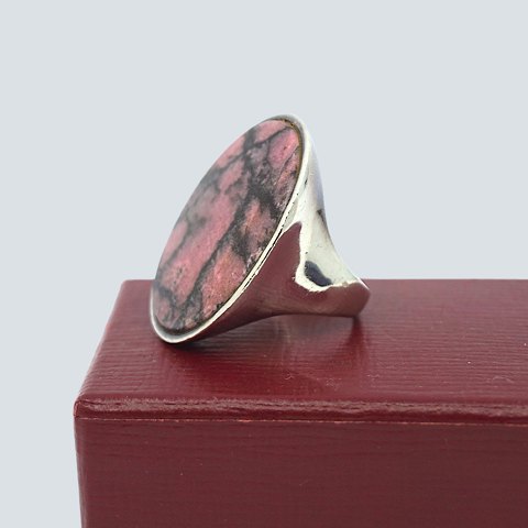 Hugo Grün; Stor sølvring med tugtupit