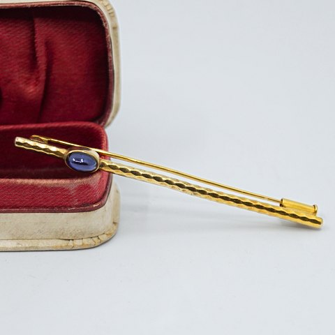 Broche i 14 kt. guld med safir