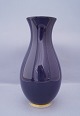 Kgl. porcelæn, Royal Copenhagen; dybblå vase fra år 1940 #6007-3473