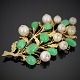 Smykkesæt, broche og ørestikker, af 14 kt. guld prydet med jade og perler
