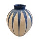 Herman A. Kähler; Stor vase i lertøj med mønster i råhvid og blå glasur